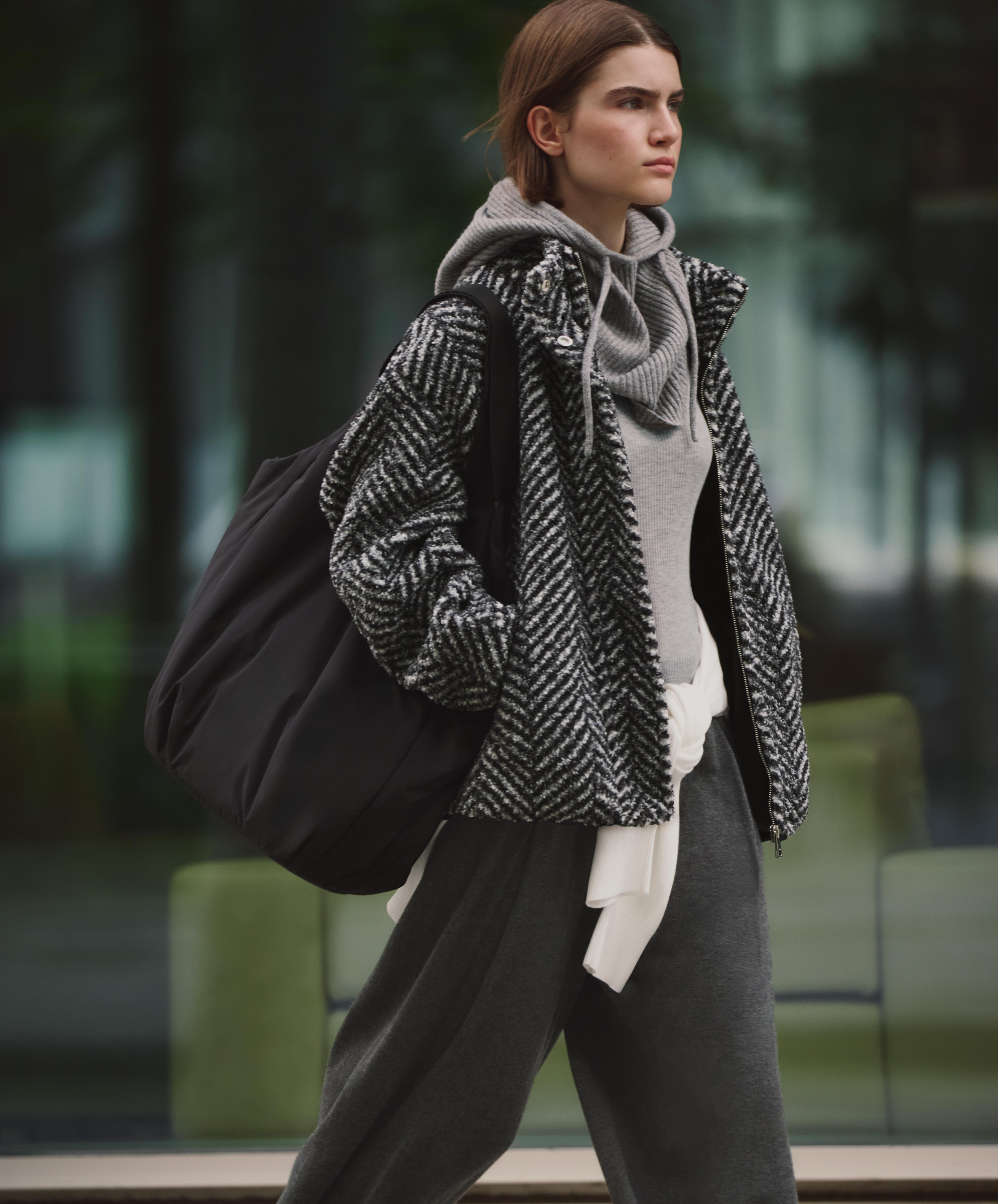 Shopper bag with contrasting handle