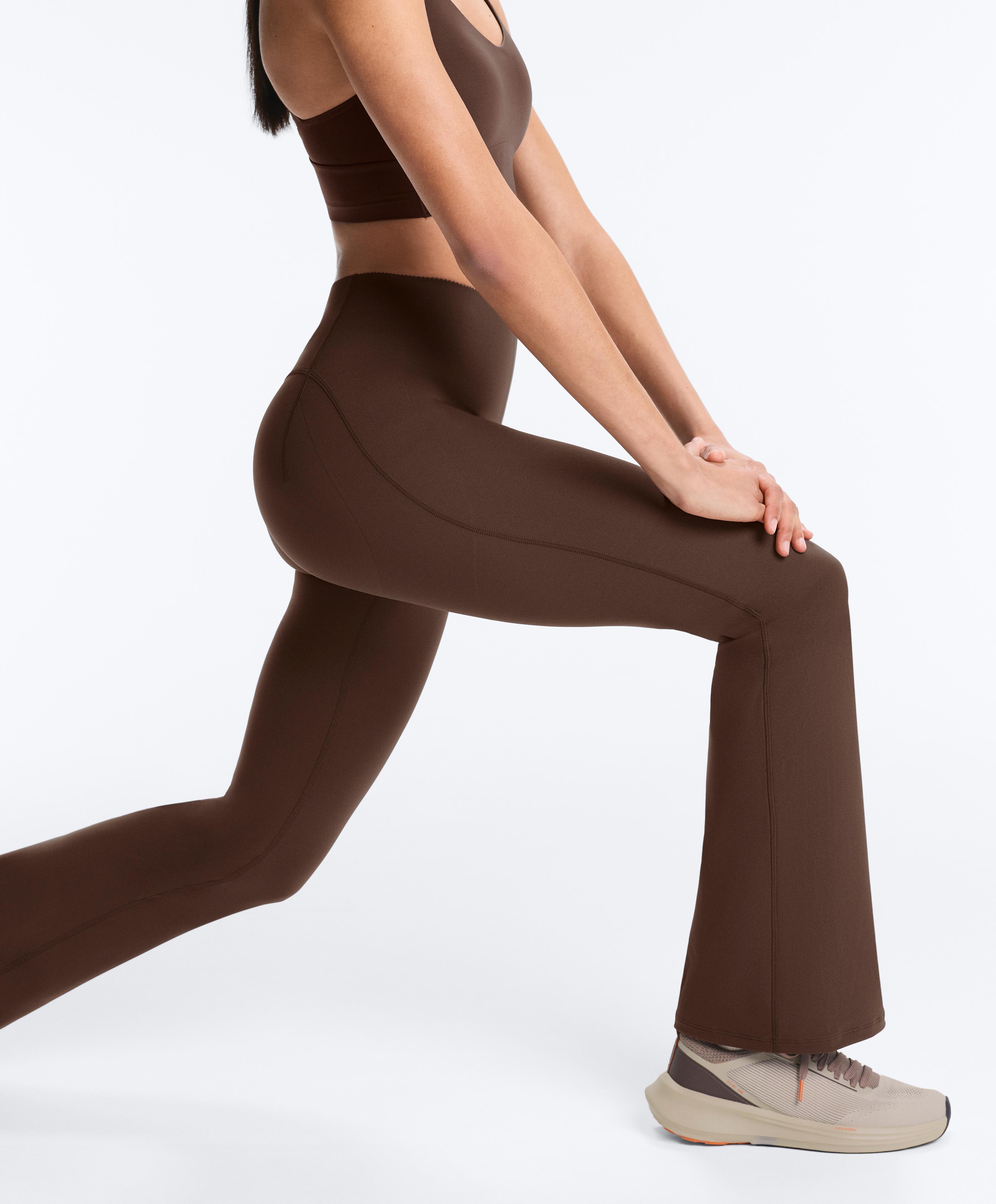 High-rise Compressive Raise Up Flare Trousers High-rise Compressive Raise Up Flare Trousers