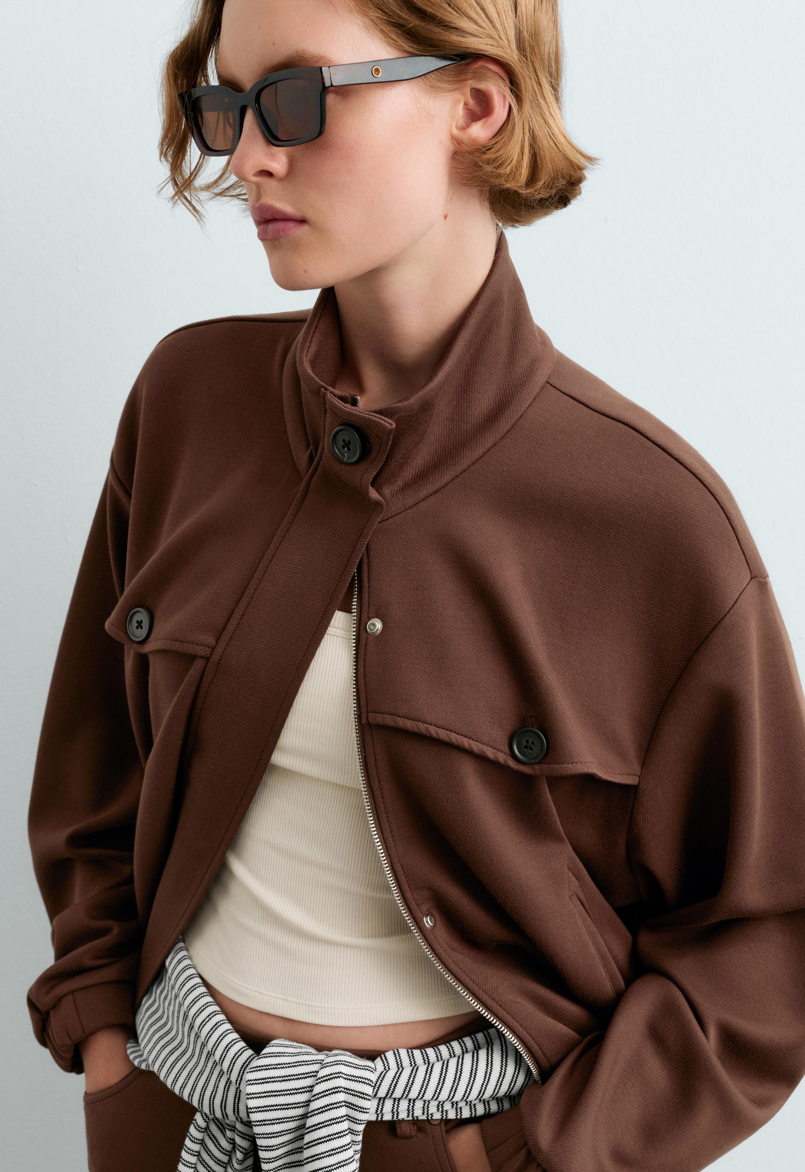 Chaqueta corta cuello alto Chaqueta corta cuello alto